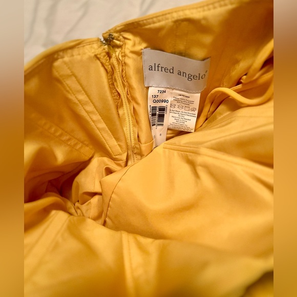 Alfred Angelo Maid of honor/Bridesmaids dress. Beautiful Canary color. Size 8 - Picture 4 of 4